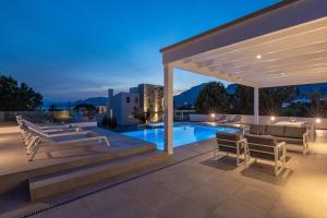 Bazén v ubytování VILLA IRIS in PEFKOS, PINE VILLAS nebo v jeho okolí