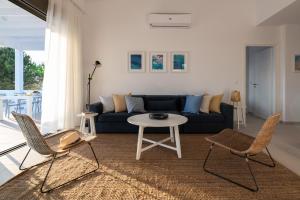 Posezení v ubytování VILLA IRIS in PEFKOS, PINE VILLAS