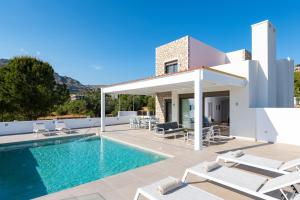 Bazén v ubytování VILLA IRIS in PEFKOS, PINE VILLAS nebo v jeho okolí