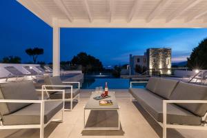 Bazén v ubytování VILLA IRIS in PEFKOS, PINE VILLAS nebo v jeho okolí