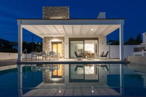 Bazén v ubytování VILLA IRIS in PEFKOS, PINE VILLAS nebo v jeho okolí