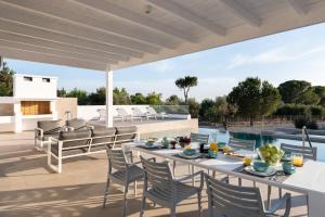 Bazén v ubytování VILLA IRIS in PEFKOS, PINE VILLAS nebo v jeho okolí