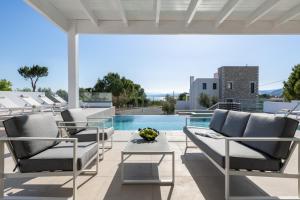Bazén v ubytování VILLA IRIS in PEFKOS, PINE VILLAS nebo v jeho okolí
