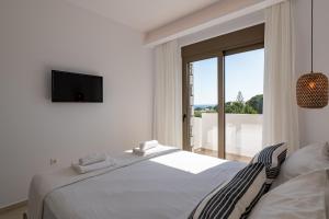Postel nebo postele na pokoji v ubytování VILLA IRIS in PEFKOS, PINE VILLAS