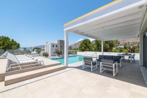 Bazén v ubytování VILLA IRIS in PEFKOS, PINE VILLAS nebo v jeho okolí