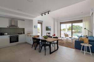 Kuchyň nebo kuchyňský kout v ubytování VILLA IRIS in PEFKOS, PINE VILLAS