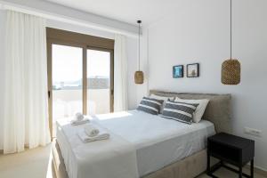 Postel nebo postele na pokoji v ubytování VILLA IRIS in PEFKOS, PINE VILLAS + 19 fotografií