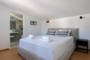 Postel nebo postele na pokoji v ubytování VILLA IRIS in PEFKOS, PINE VILLAS