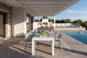Bazén v ubytování VILLA IRIS in PEFKOS, PINE VILLAS nebo v jeho okolí