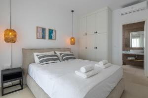 Postel nebo postele na pokoji v ubytování VILLA IRIS in PEFKOS, PINE VILLAS