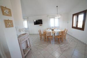 A television and/or entertainment centre at Villa da Luciana
