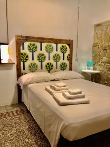 sypialnia z łóżkiem z ręcznikami w obiekcie Casa della Lampara w mieście Capo dʼOrlando