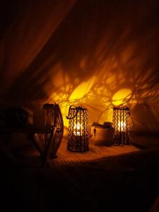 Luna Glamping في توزلا: غرفة مظلمة مع أضواء في خيمة
