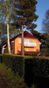 ビンツにあるFerienwohnungen im Ostseebad Binzの二本の木と柵のある家