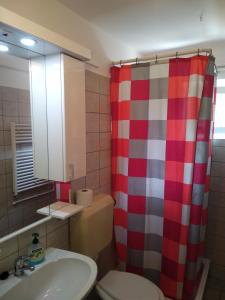 A bathroom at Twins House - Janka Apartman