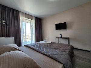 pokój hotelowy z łóżkiem i telewizorem w obiekcie VIP HOTEL ZATOKA w Zatoce