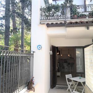 - un balcon d'une maison avec une table et un balcon dans l'établissement Centralissimo appartamento a Numana, à Numana