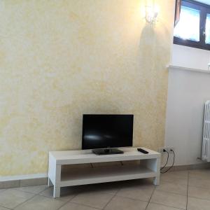 un salon avec une télévision et une table dans l'établissement Centralissimo appartamento a Numana, à Numana 17 autres photos