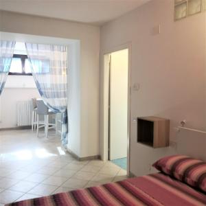 une chambre avec un lit et une télévision sur un mur dans l'établissement Centralissimo appartamento a Numana, à Numana