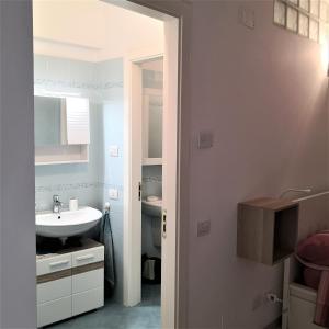 une salle de bains avec lavabo et toilettes dans l'établissement Centralissimo appartamento a Numana, à Numana