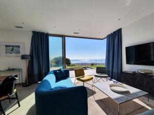 TV a/nebo společenská místnost v ubytování LA CALADE