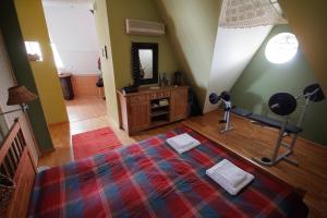 - une chambre avec un lit, une commode et un miroir dans l'établissement Victus Apartamenty, Apartament Florian, à Sopot