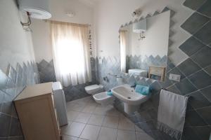 A bathroom at Villa da Luciana Még 37 kép