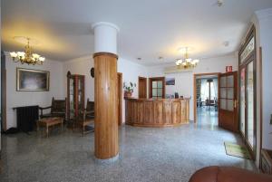 una sala de estar con un poste de madera en el centro de una habitación en Hotel El Tilo, en Panes