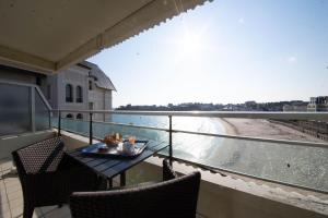 Uma varanda ou terraço em Le Crystal Dinard Plage