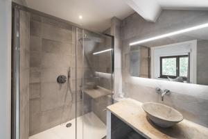 een badkamer met een wastafel en een glazen douche bij Espaces d'Or in Waver