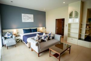 プラナコーン・シー・アユタヤにあるザ カヴァッリ カサ リゾートのベッドルーム1室(ベッド1台、ソファ、テーブル付)