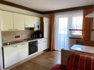 Kuchyň nebo kuchyňský kout v ubytování Appartement Hubner