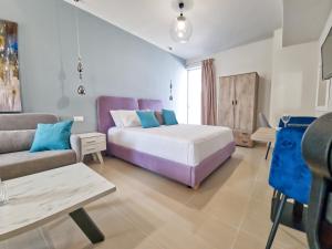 1 dormitorio con 1 cama y sala de estar con sofá en Epipleon Luxury Suites -104- Δωμάτιο 35τμ με βεράντα 35τμ μπροστά στη θάλασσα, en Nafpaktos