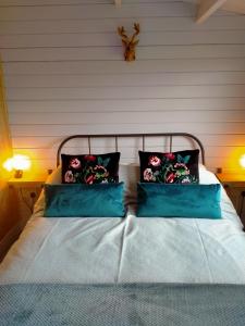 1 dormitorio con 2 almohadas en The Cosy Cabin, en Portree