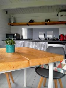 una mesa de madera en una cocina con encimera en The Cosy Cabin, en Portree