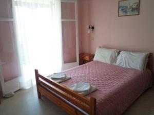 A bed or beds in a room at Nikolas Apartments Kalami bay