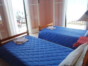 Giường trong phòng chung tại Nikolas Apartments Yianna, Kalami bay sea view