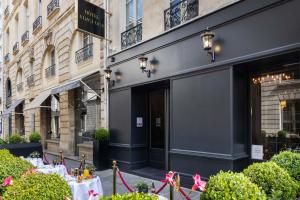 un restaurant en face d'un bâtiment dans l'établissement Hôtel Vinci Due & Spa, à Paris