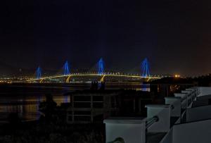 Fotografia z galérie ubytovania Epipleon Luxury Suites -104- Δωμάτιο 35τμ με βεράντα 35τμ μπροστά στη θάλασσα v destinácii Nafpaktos
