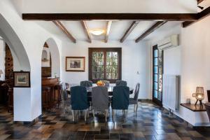 Imagen de la galería de Villa Velissarios: wonderful villa next to beach, en Aegina Town