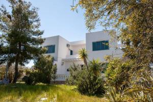 Foto de la galería de Villa Velissarios: wonderful villa next to beach en Aegina Town