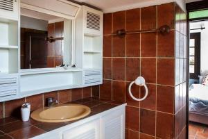 A bathroom at Villa Velissarios: wonderful villa next to beach