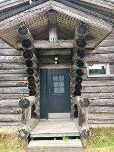 a front door of a log cabin at Revontuli 6 in Syöte