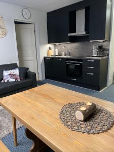 Una sala de estar con una mesa y una cocina. en Revontuli 6, en Syöte
