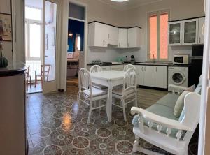 a kitchen and dining room with a table and chairs at Bombonera apartment in Augusta