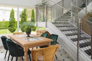 利博赫的住宿－Villa Lieboch，一间带桌椅和楼梯的用餐室