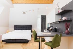 1 dormitorio con 1 cama, mesa y sillas en Villa Lieboch, en Lieboch