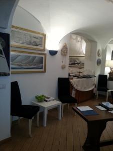 a living room with a table and a kitchen at Hotel Argentina in Santa Margherita Ligure