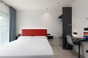 Postel nebo postele na pokoji v ubytování Arena Zone Hotel
