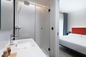 Postel nebo postele na pokoji v ubytování Arena Zone Hotel